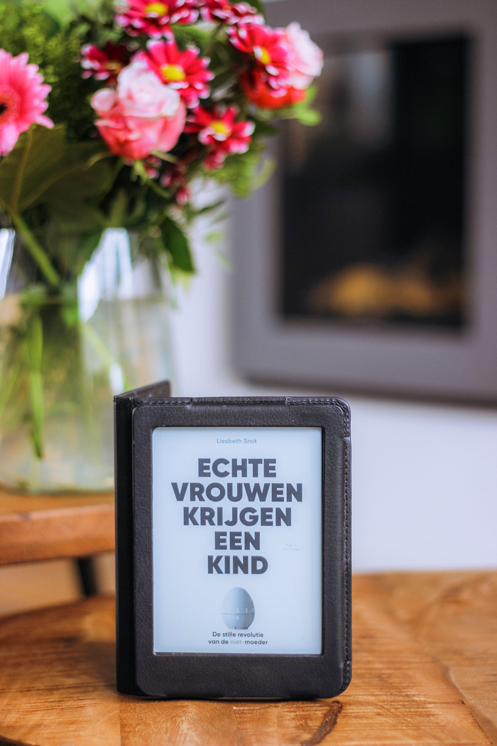 Echte vrouwen krijgen een kind Liesbeth Smit boekrecensie recensie review Nijgh & van Ditmar