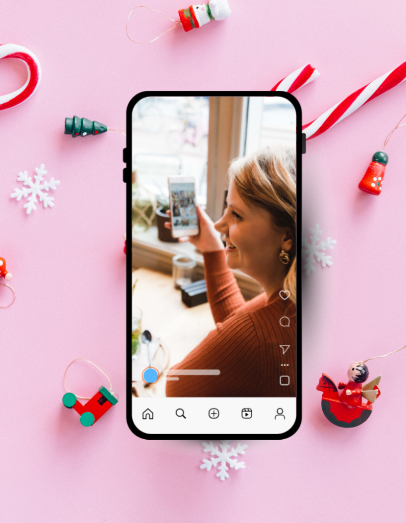 Een mock-up van een mobiele telefoon in kerstsferen, waarbij Femke Kamps een smartphone in haar handen heeft waarop een Instagramfeed te zien is.